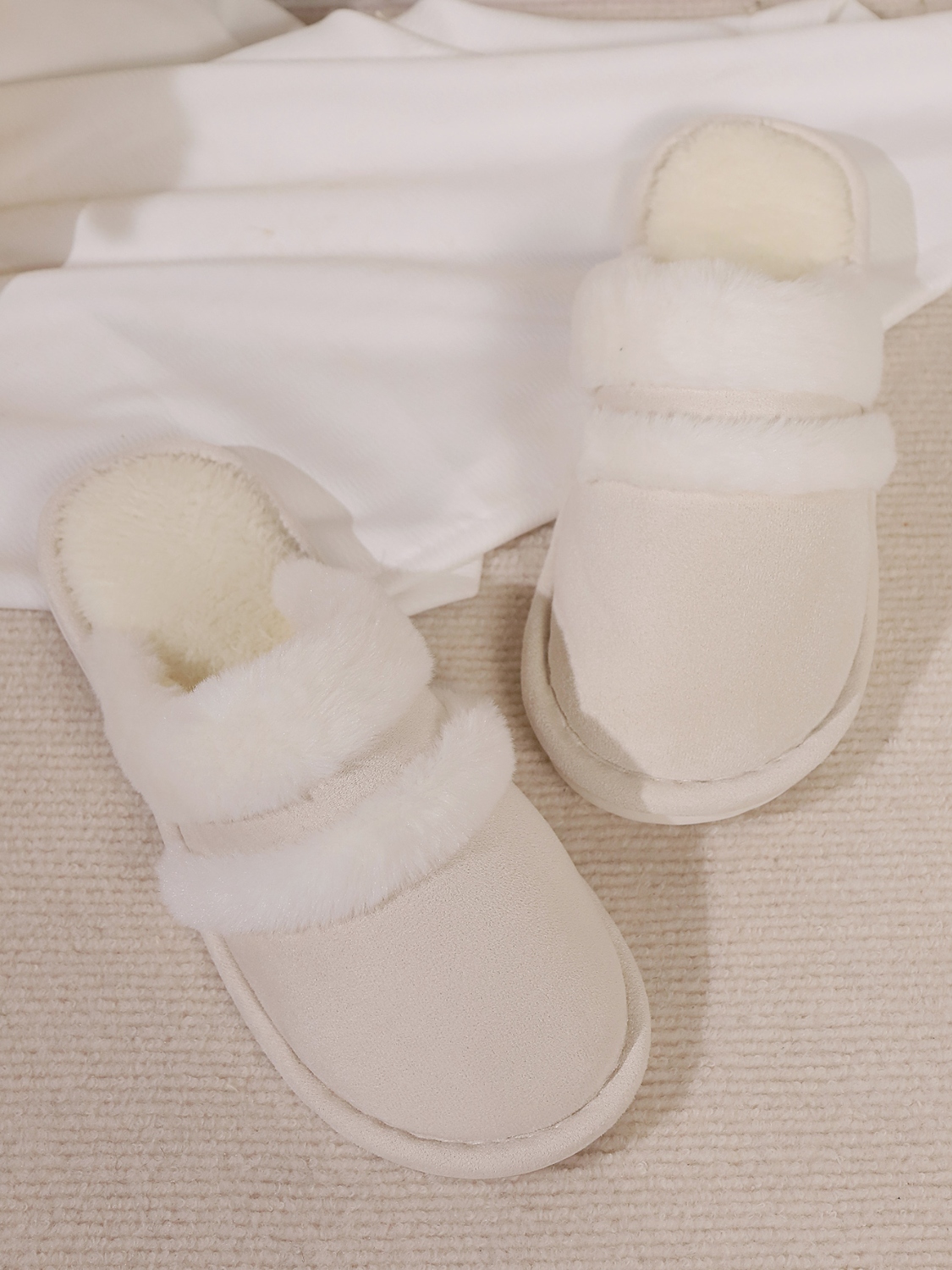 Contrast Faux Fur Round Toe Slippers