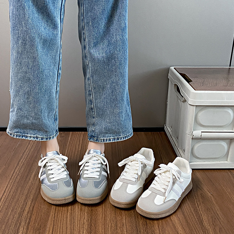 Contrast Lace Up Round Toe Sneakers