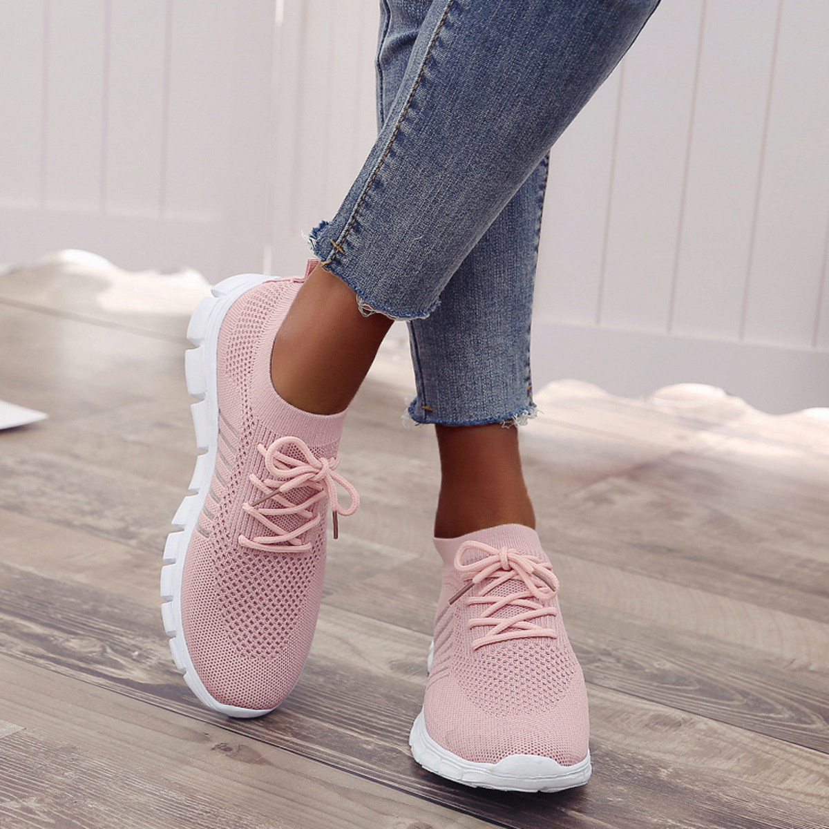 Breathable Mesh Lace-Up Athletic