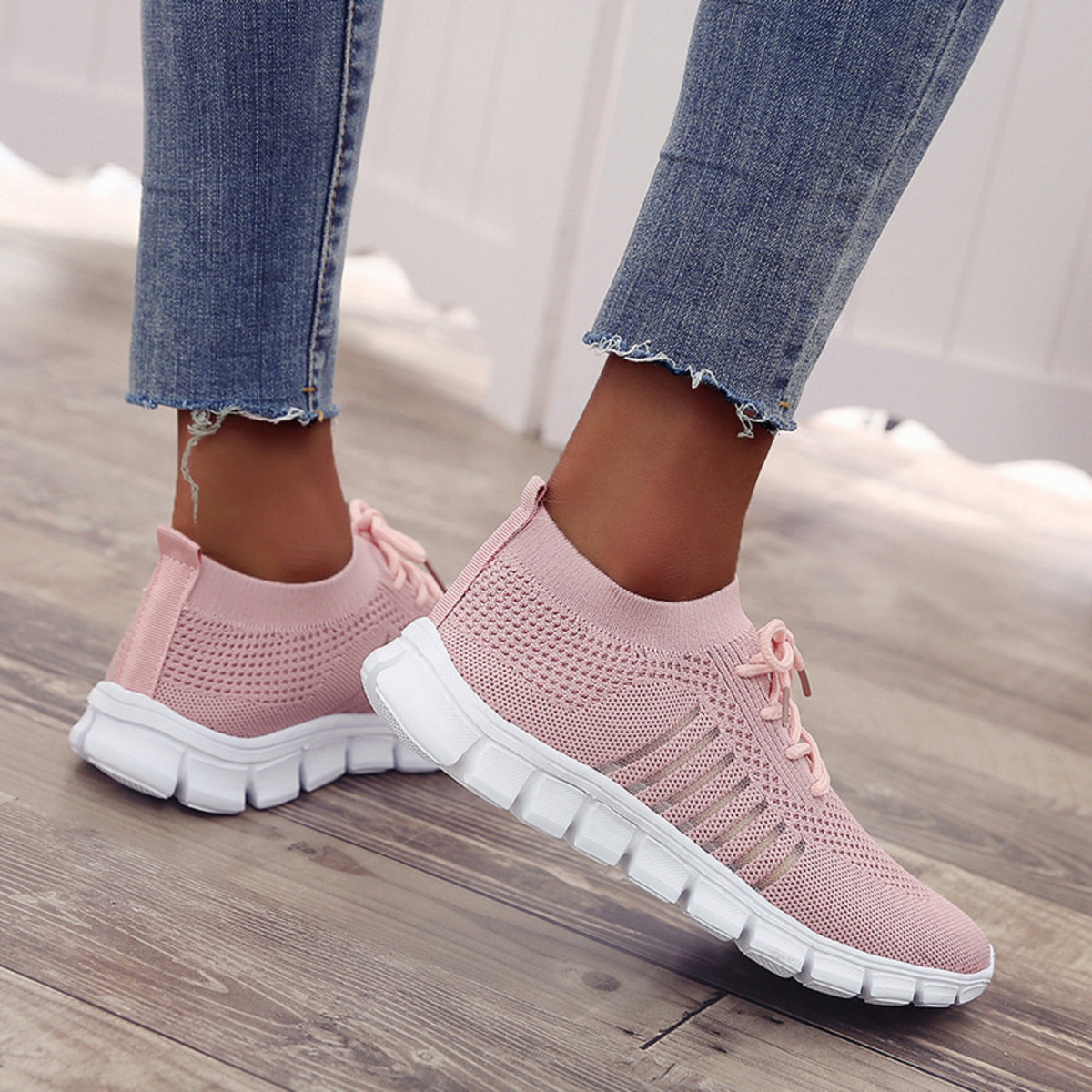 Breathable Mesh Lace-Up Athletic
