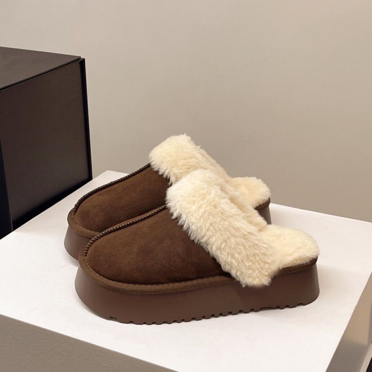 Round Toe Platform Slippers
