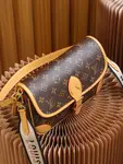 L*V Borsa Diane M45985，Size：9*15*24cm