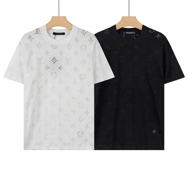 Louis Vuitton's all-over jacquard logo and four-leaf clover pattern is stylish and sophisticated, suitable for both men and women.
