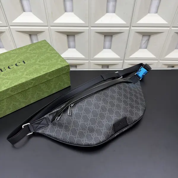 Gucci GG print waist bag, crossbody/chest bag, classic and versatile.