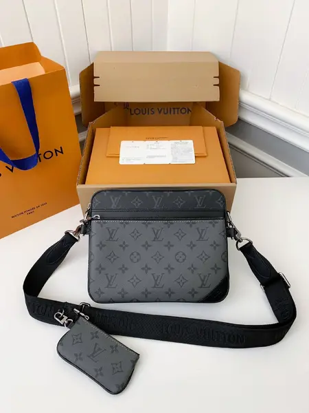 L*V Trio New Men’s colour-matching postman bag M69443  Size：25*18.5*7cm