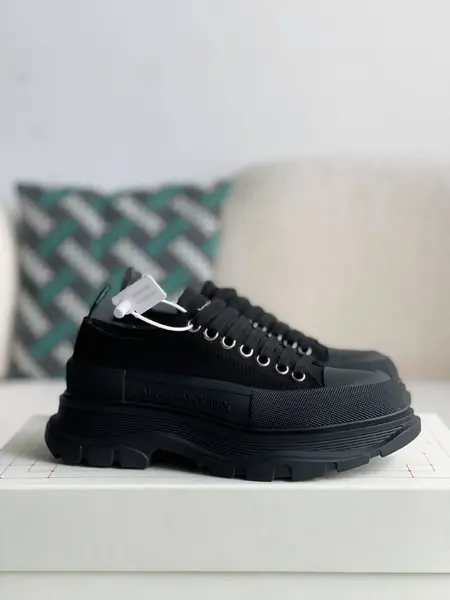 Alexander McQueen  Sneakers