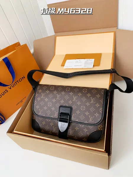 L*V ARCHY messenger bag M46328 SIZE:35*24*8CM