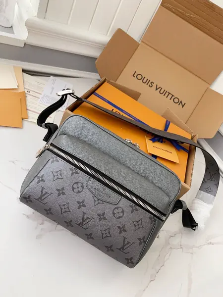 L*V OUTDOOR Men's Messenger bag M30830, 26 * 20 * 10.5cm