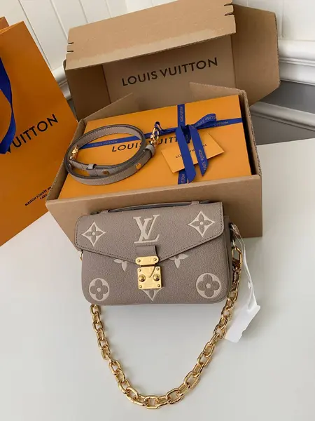 L*V counter classic hot selling Pochette Métis East West bag M23081, 21.5 * 13.5 * 6cm
