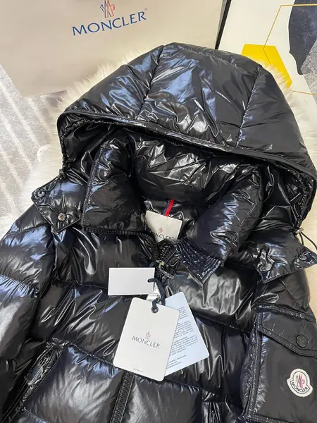 Moncler Men’s and woman’s Jacket (The chip can be scanned)