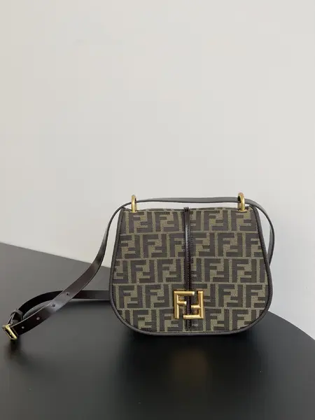 Fendi medium old flower retro classic bag saddle bag saddle bag size: 25x7x20