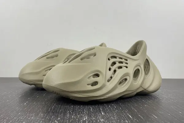 YEEZY FOAM RUNNER 'STONE SALT GV6840