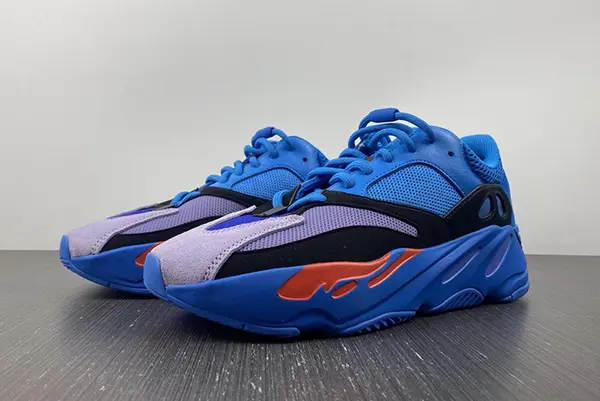 Ad Yeezy Boost 700