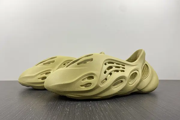 adidas Yeezy Foam RNNR  GV6775