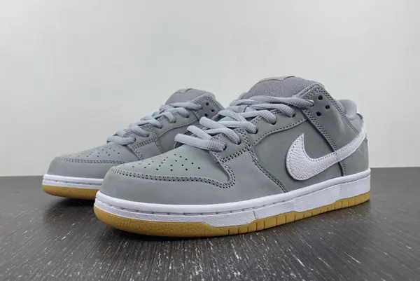 Nike SB Dunk Low “Grey Gum”  DV5464-001