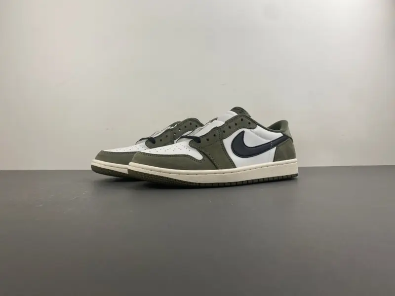 Air Jordan 1 Retro Low "Medium Olive" HQ6998-200