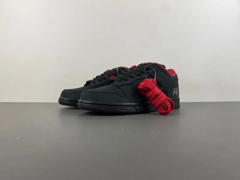 Supreme x Nike SB Dunk Low “Black/Red”  HQ8487 -001