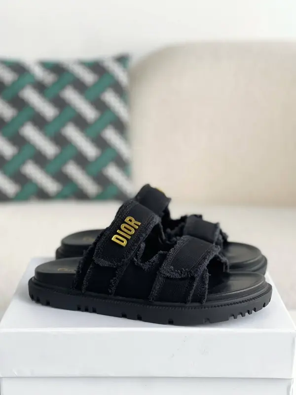 D*OR A word sandal