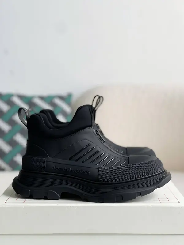 Alexander McQueen  Sneakers
