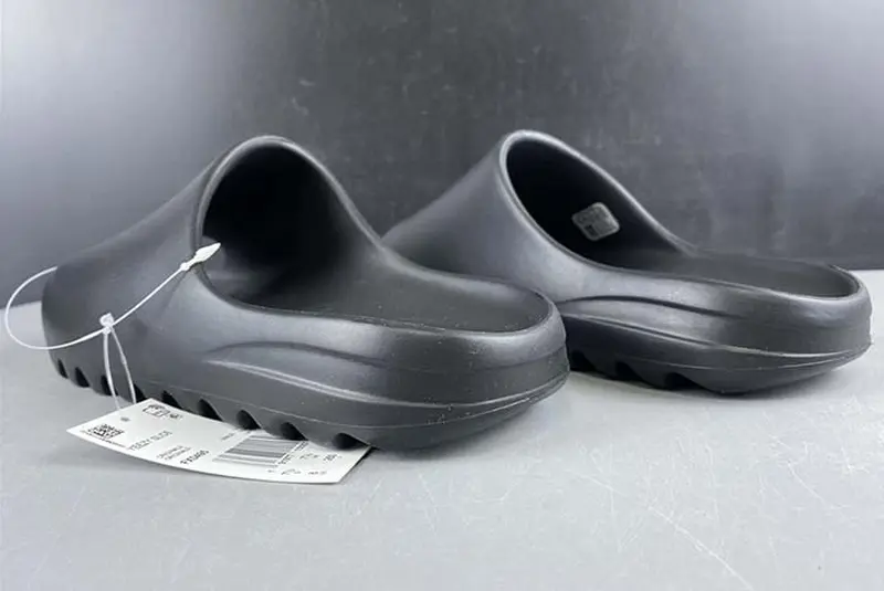 YEEZY SLIDE BLACK -HQ6448