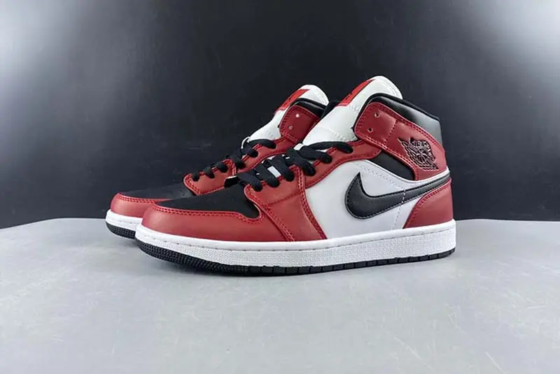 AIR JORDAN 1 MID “CHICAGO BLACK TOE” 554724-069