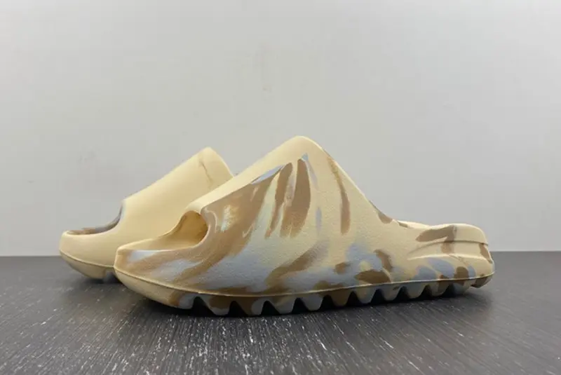 YEEZY SLIDE GW1932