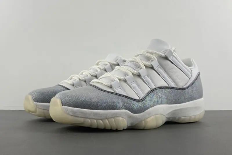 Air Jordan 11 Low 2025 HQ7000-001